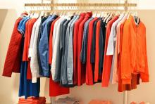 Vêtements sur portant